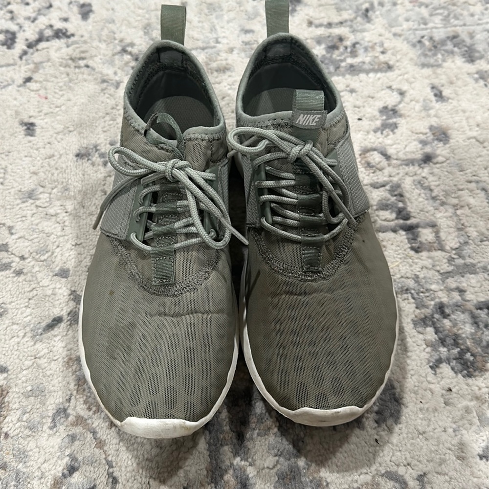 Nike tennis shoes